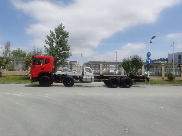 東風(fēng)T17前四后八國六隨車(chē)吊