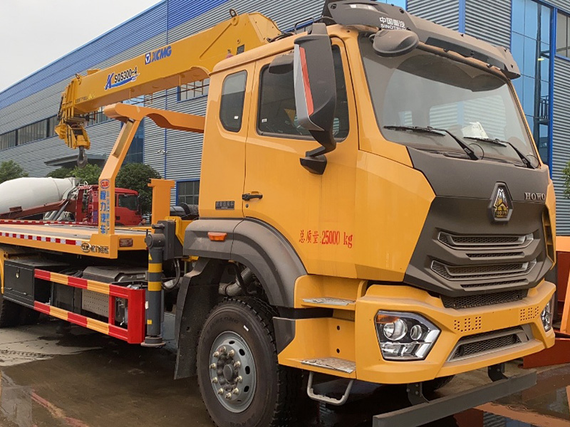 中國重汽帶吊清障車(chē)