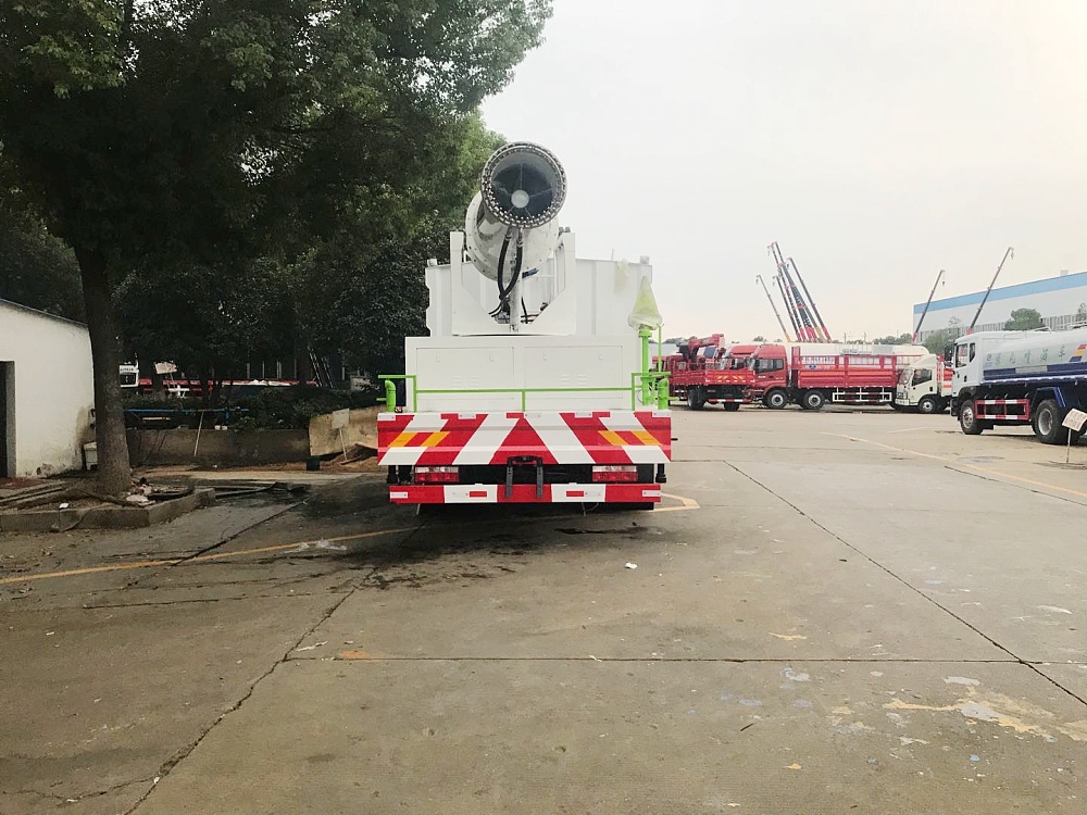 東風(fēng)專(zhuān)底噴霧霧炮車(chē)國六10立方/50-100米霧炮
