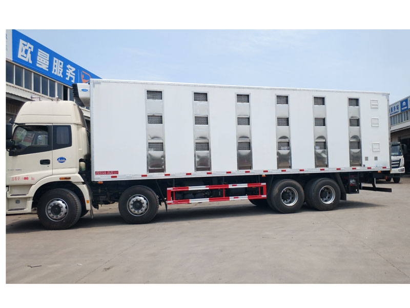 福田歐曼前四后八9.6米畜禽運輸車(chē)