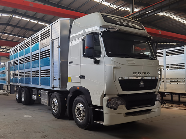重汽國六9.6米畜禽運輸車(chē)