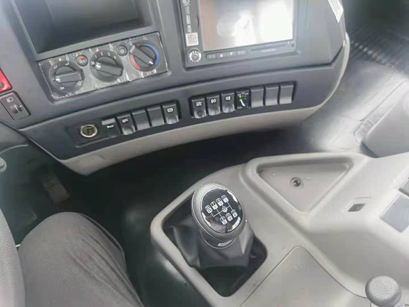 國六東風(fēng)D7V牌前四后八平板運輸車(chē)