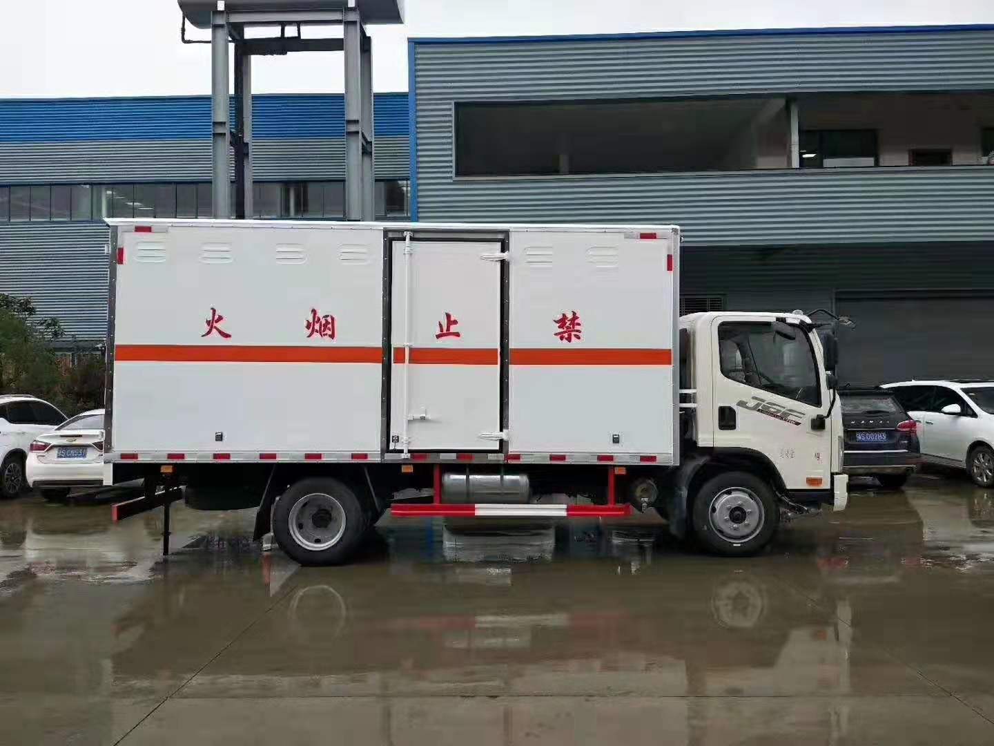 解放5.1米（額載7噸）氣瓶廂式運輸車(chē)