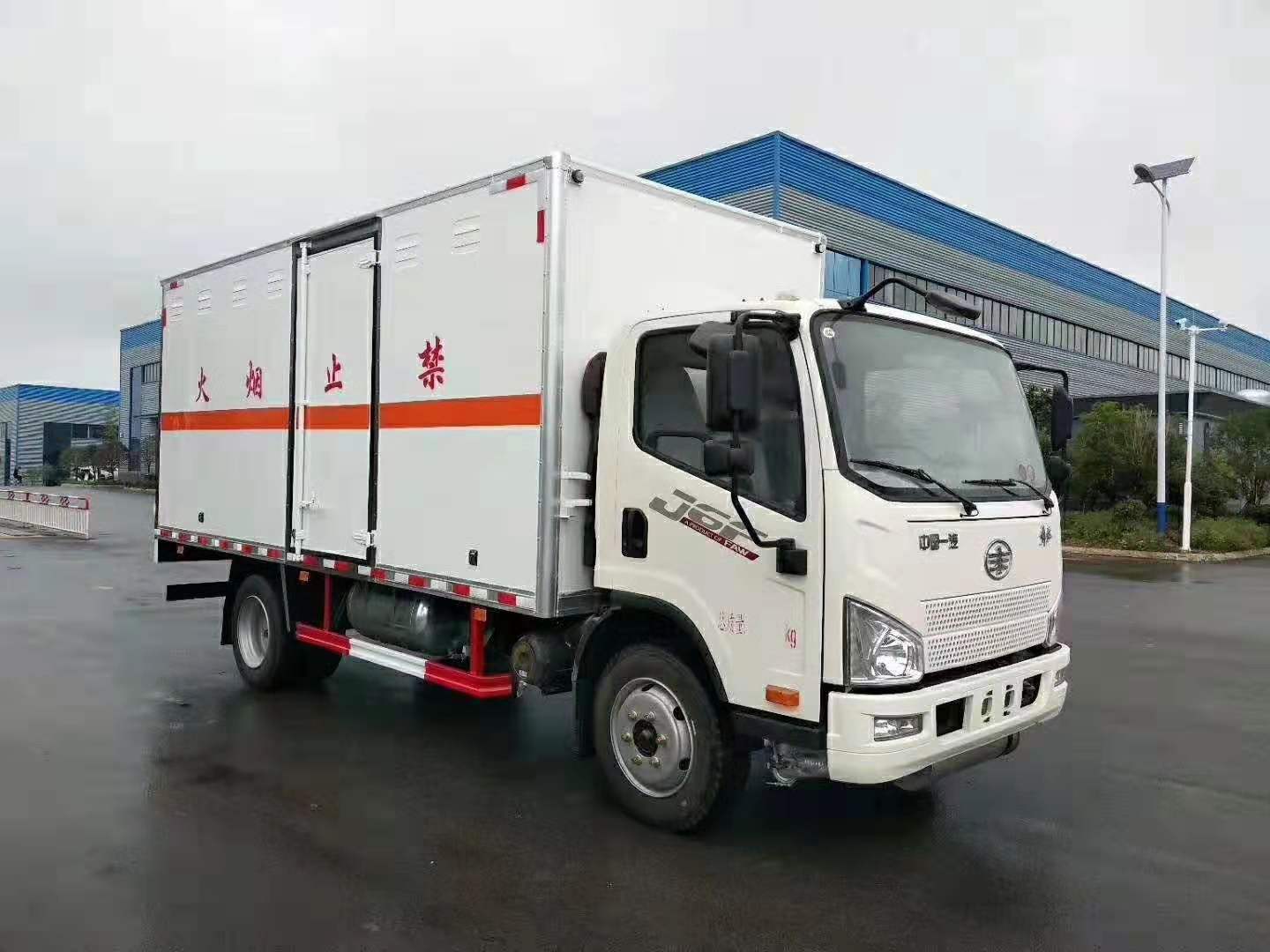 解放5.1米（額載7噸）氣瓶廂式運輸車(chē)