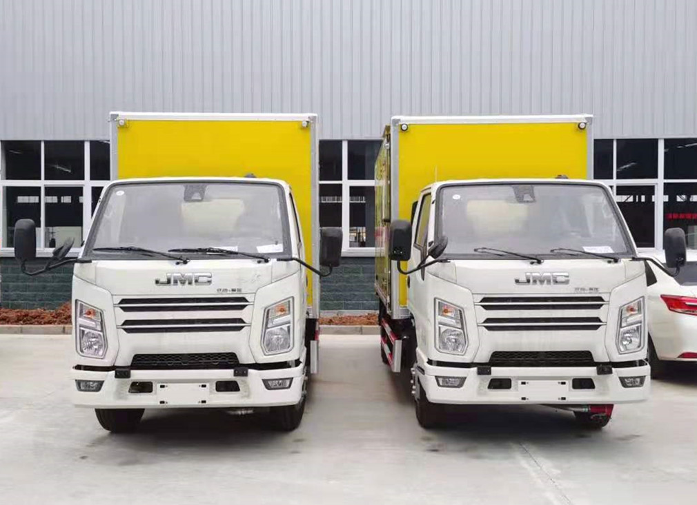 江鈴4.15米貨廂爆破器材運輸車(chē)