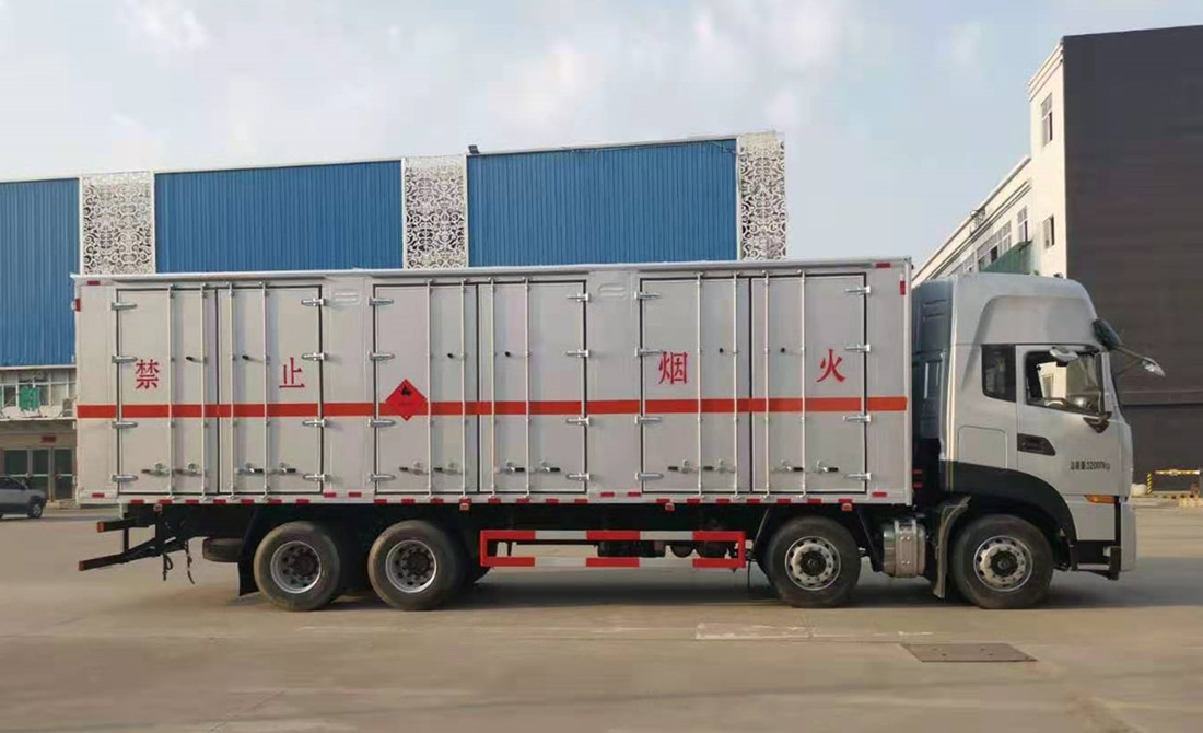 東風(fēng)天龍國六9.6米易燃氣體廂式運輸車(chē)