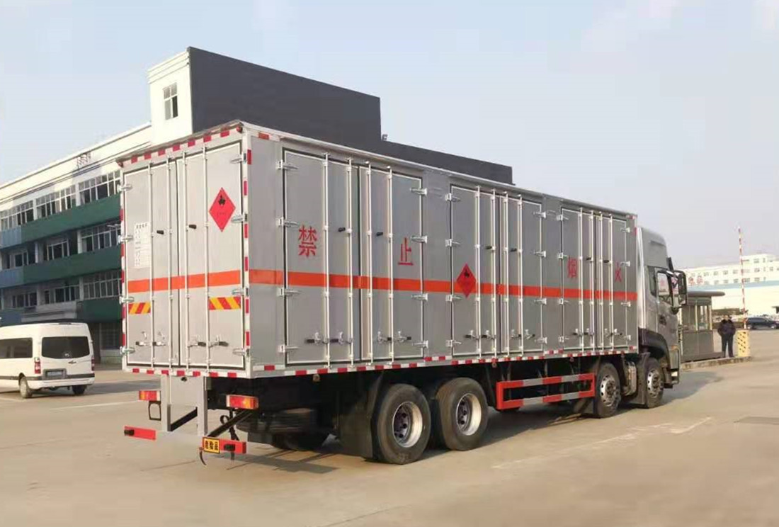 東風(fēng)天龍國六9.6米易燃氣體廂式運輸車(chē)