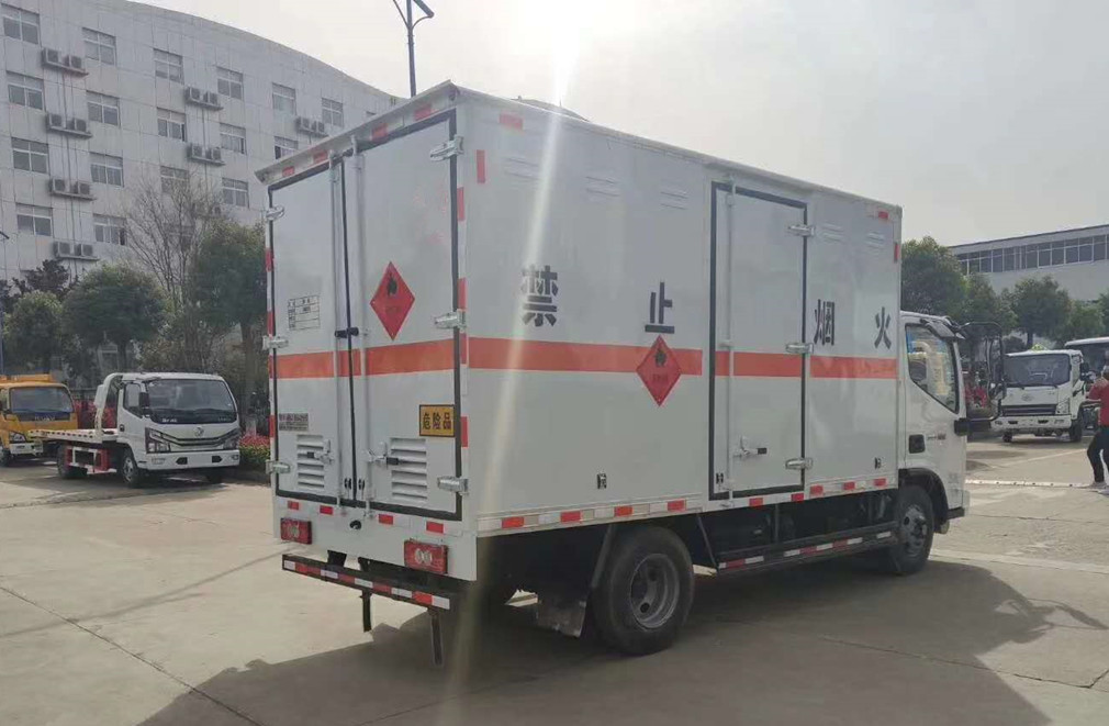 福田奧鈴4.2米危險品廂式車(chē)