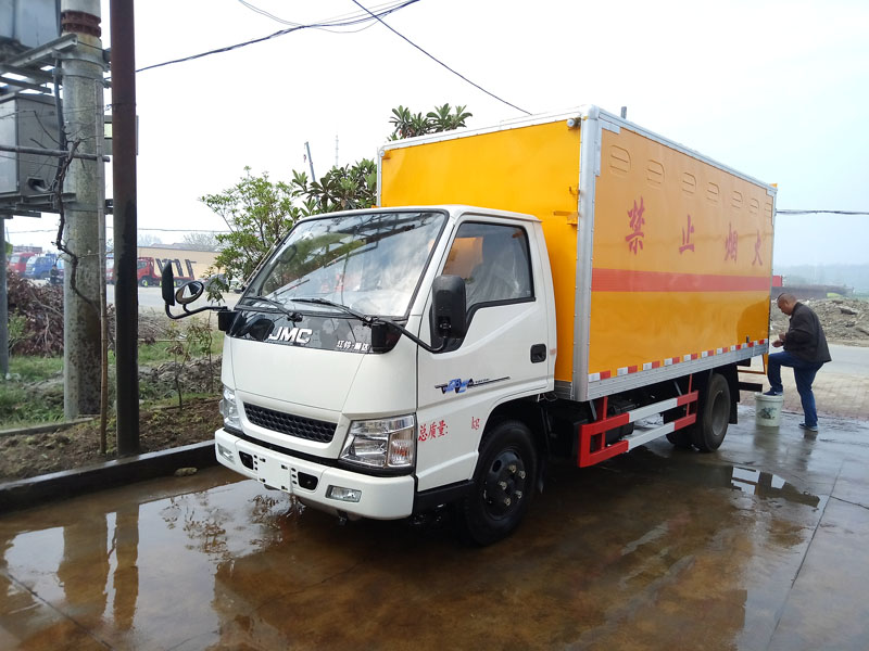 江鈴4.1米（藍牌）易燃固體廂式車(chē)