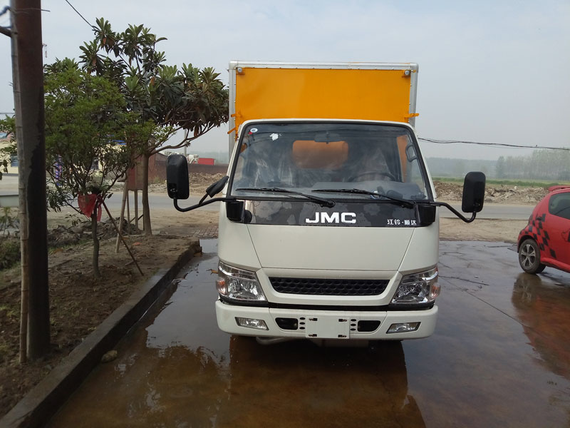 江鈴4.1米（藍牌）易燃固體廂式車(chē)