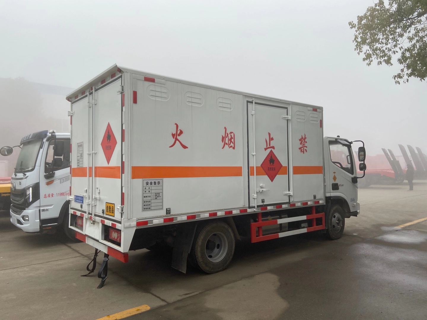 福田歐馬可藍牌易燃液體廂式車(chē)