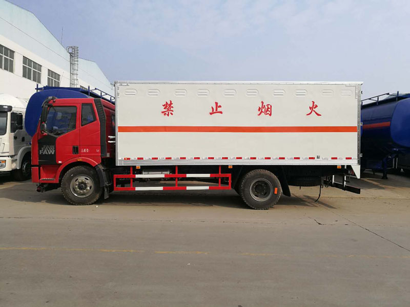 解放6米液體廂式運輸車(chē)