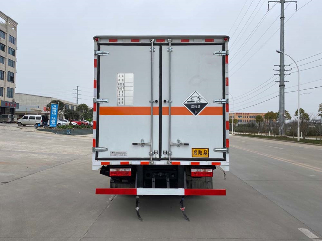 東風(fēng)多利卡D7腐蝕性物品廂式運輸車(chē)