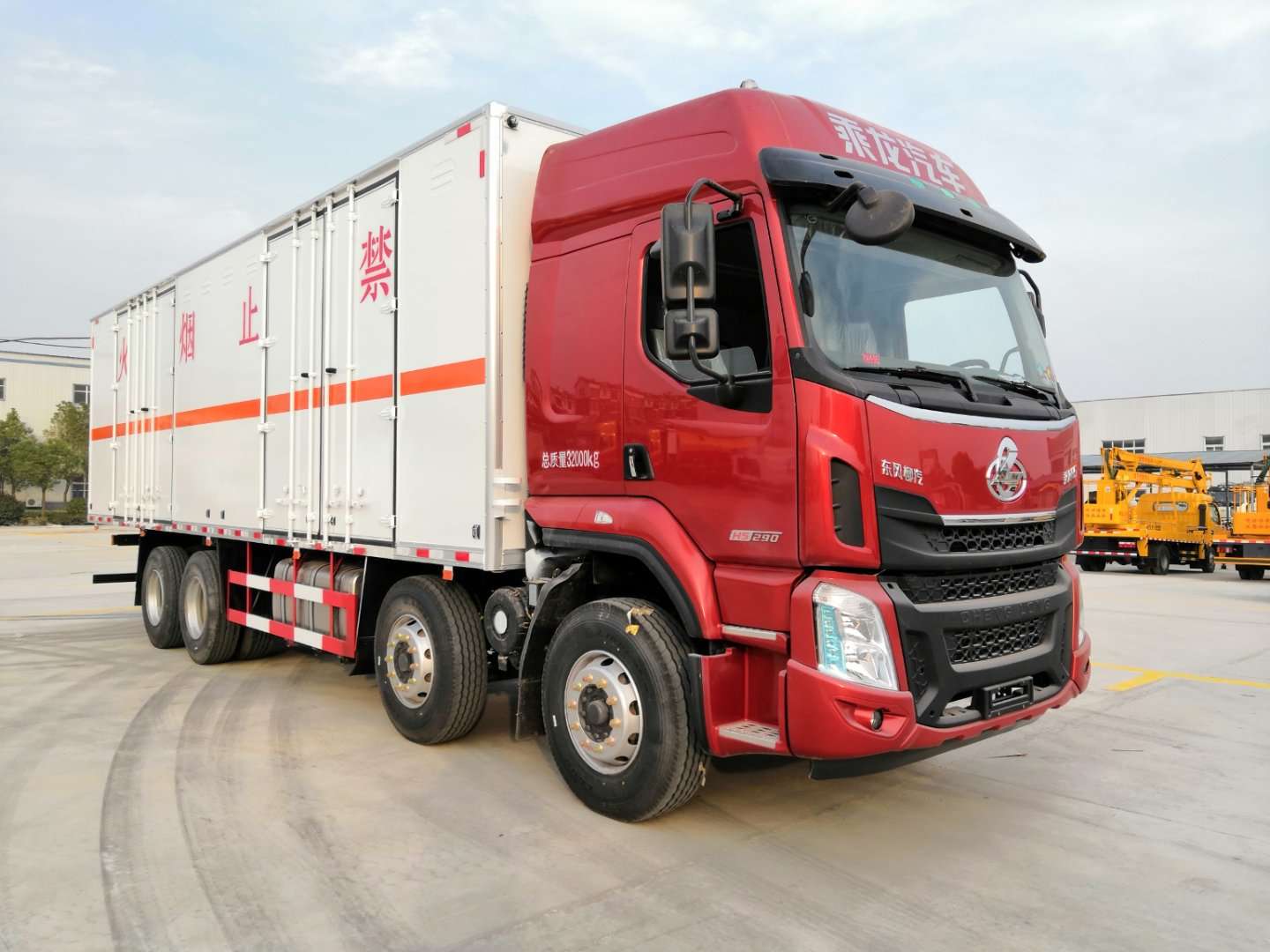 柳汽乘龍9.4米貨廂腐蝕品廂式運輸車(chē)