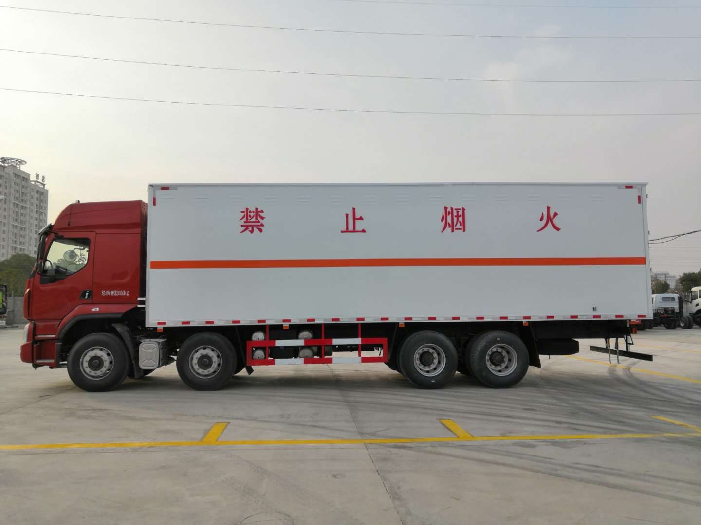 柳汽乘龍9.4米貨廂腐蝕品廂式運輸車(chē)