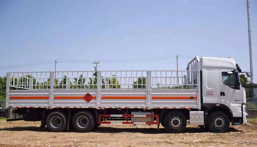 柳汽乘龍四軸9.6米貨廂氣瓶運輸車(chē)