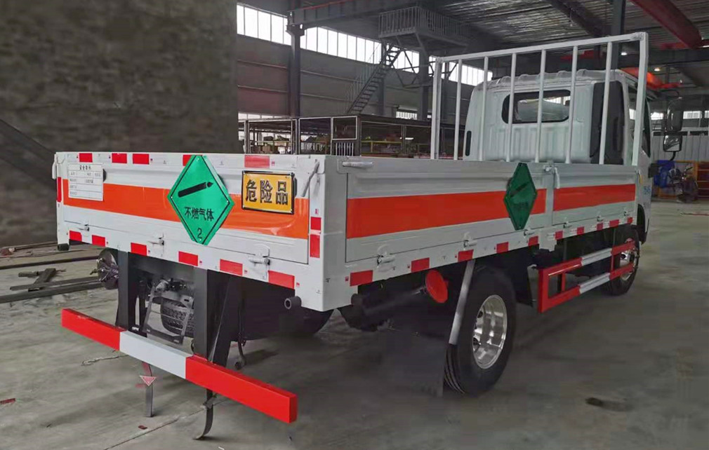 東風(fēng)4.1米貨廂氣瓶運輸車(chē)