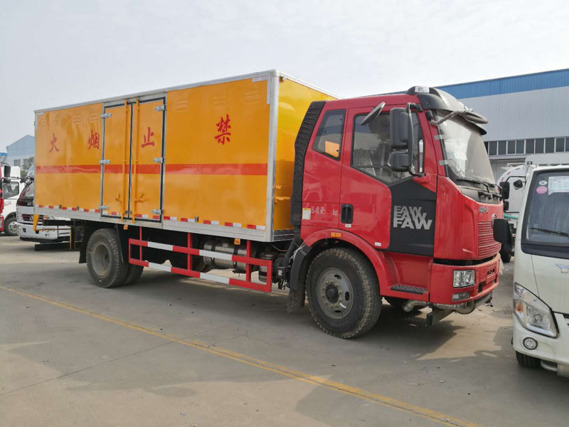 解放6.2米（10.4噸）雜項危險品廂式車(chē)