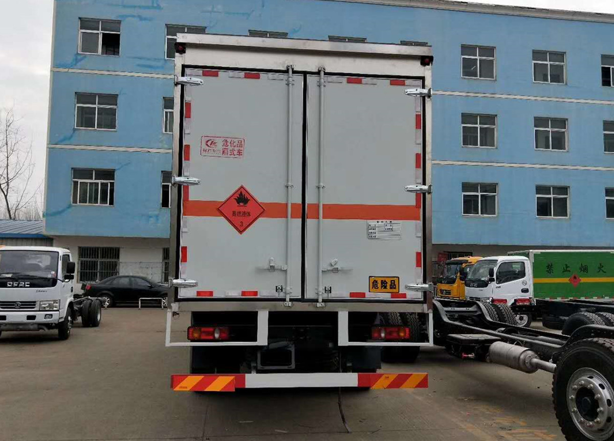 東風(fēng)天錦8.6米危廢運輸車(chē)