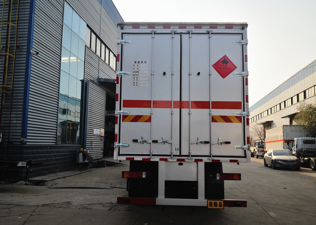 東風(fēng)天龍國六9.6米雜項危險品廂式運輸車(chē)