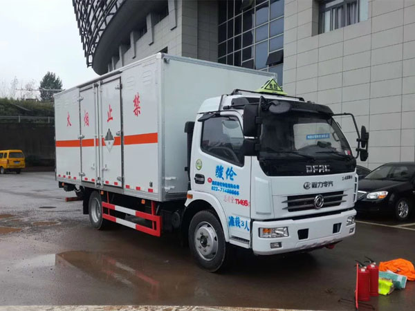 東風(fēng)5米1廢舊電池運輸車(chē)