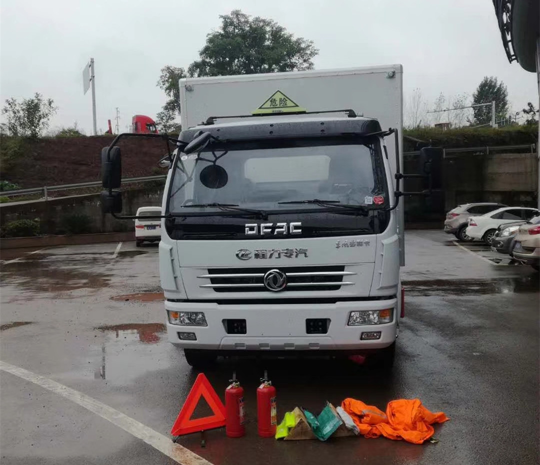 東風(fēng)5米1廢舊電池運輸車(chē)