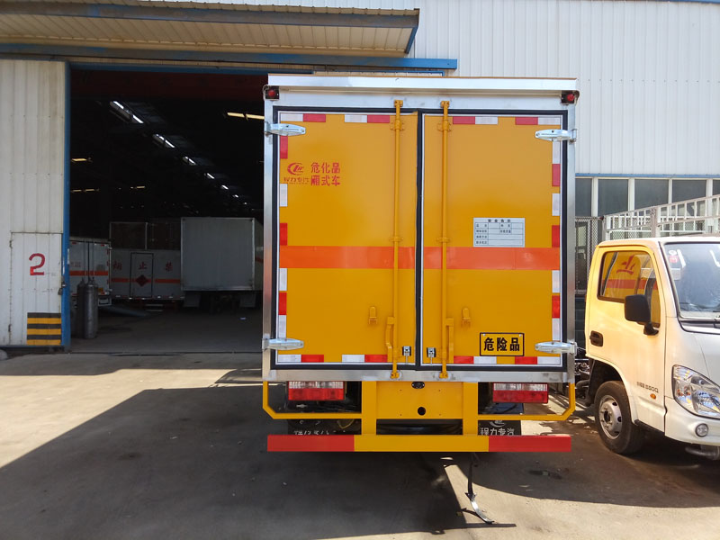 多利卡4.1米（3.4噸）雜項危險品廂式車(chē)