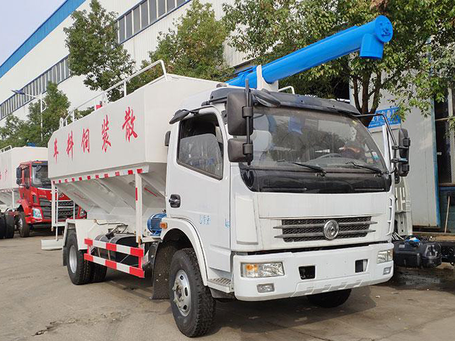 東風(fēng)多利卡散裝飼料運輸車(chē)