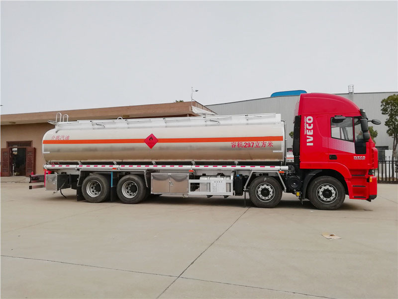上汽紅巖29.7方前四后八鋁合金運油車(chē)，20噸運油車(chē)