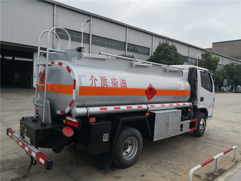 東風(fēng)多利卡4.5方國六加油車(chē)