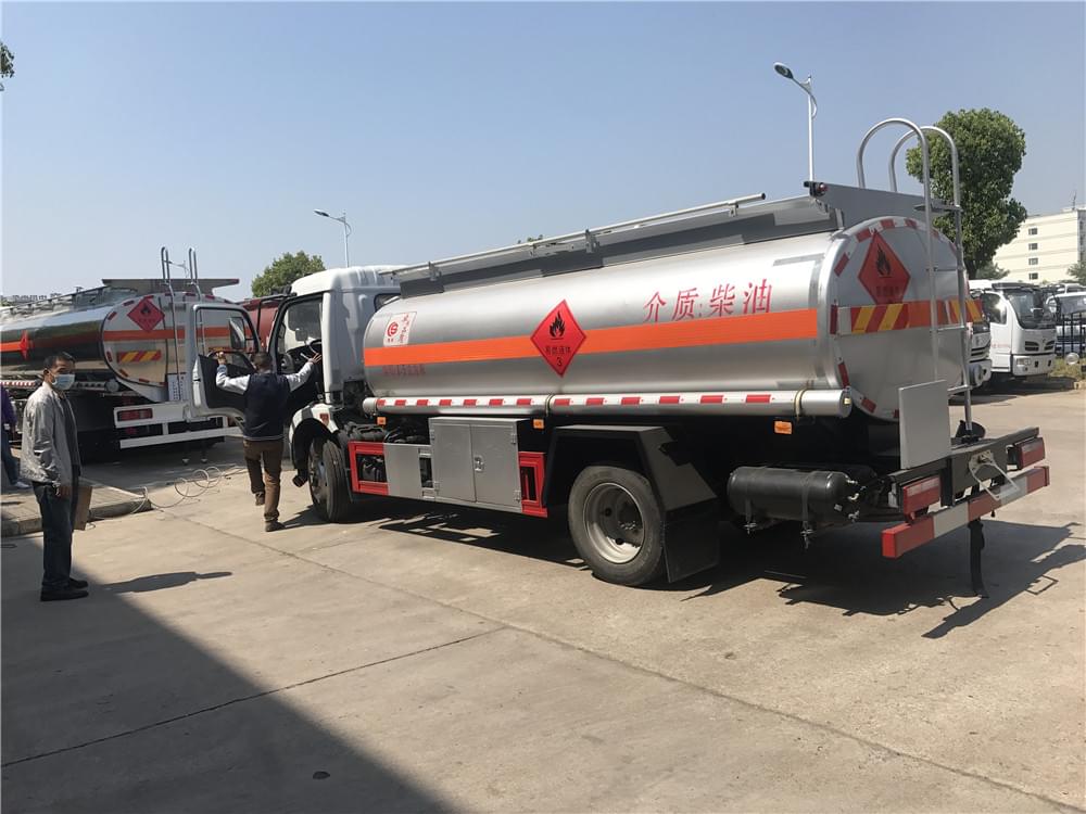 8.5方國六東風(fēng)凱普特油罐車(chē)