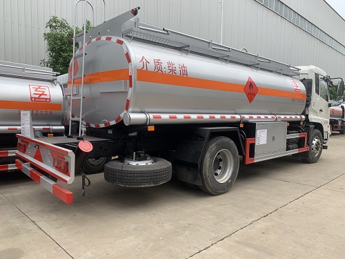 12.65方國六東風(fēng)多利卡油罐車(chē)