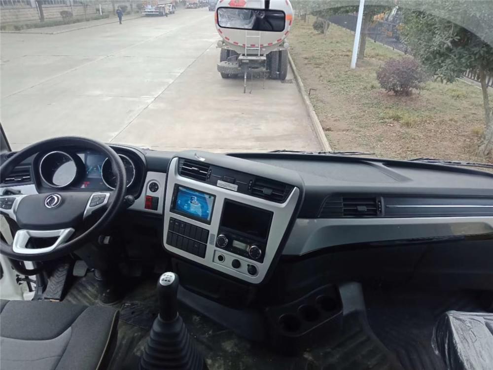 29.7方國六前四后八東風(fēng)天龍350馬力油罐車(chē)