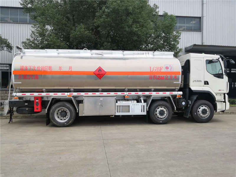 東風(fēng)柳汽乘龍小三軸24.4方鋁合金運油車(chē)