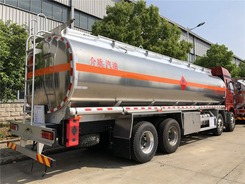 解放前四后八31.6方運油車(chē)