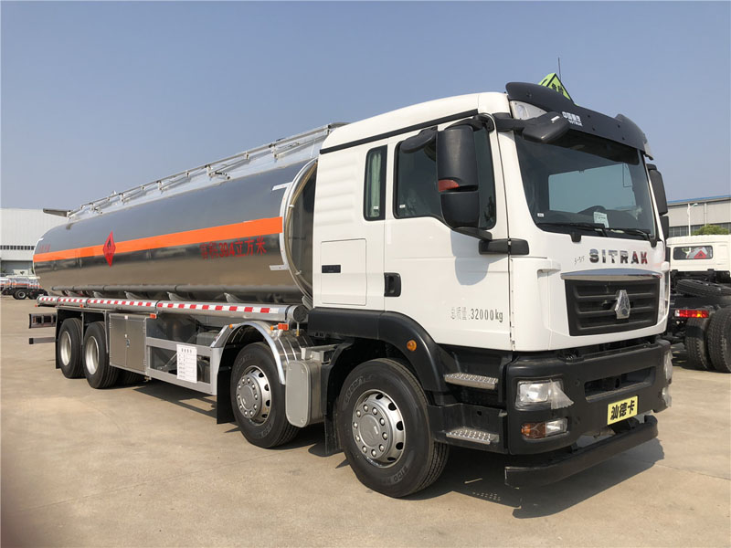 汕德卡前四后八30.4方運油車(chē)