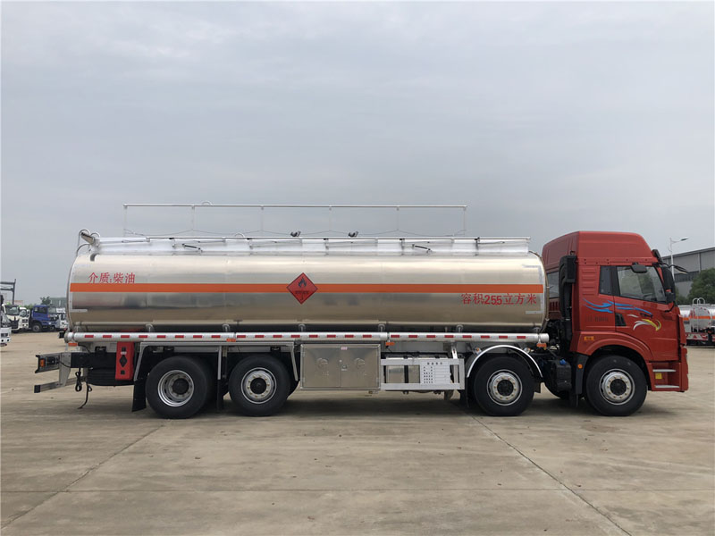 解放前四后六25.5方運油車(chē)