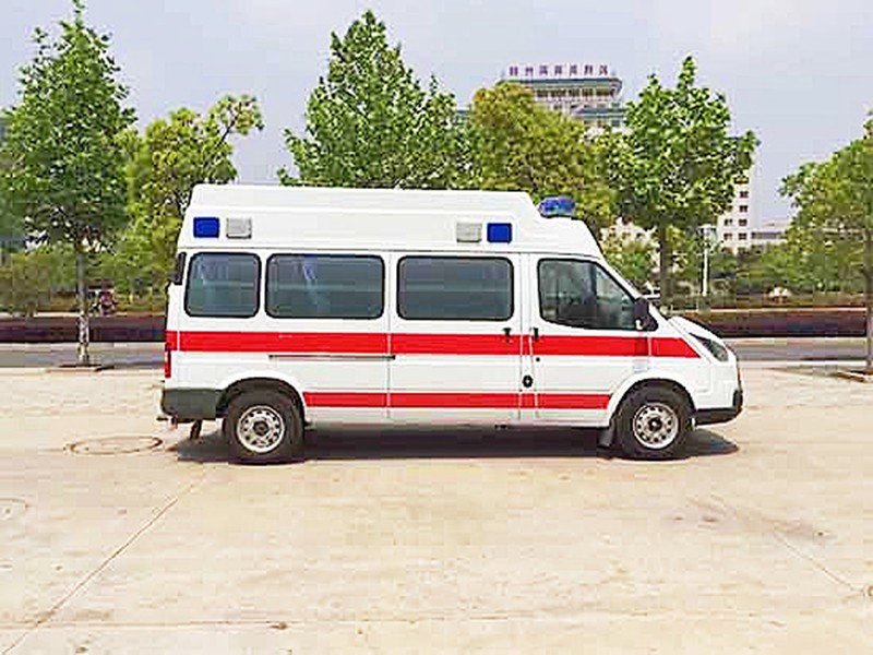 江鈴特順長(cháng)軸高頂柴油版救護車(chē)