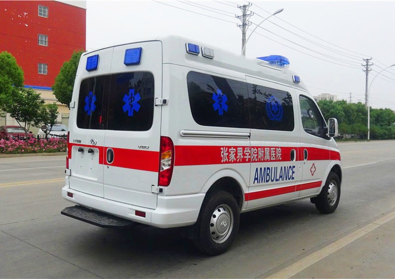 上汽大通V80短軸中頂救護車(chē)