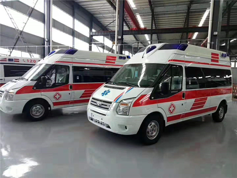福特V348長(cháng)軸高福星頂救護車(chē)