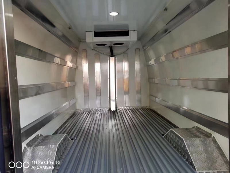 國六上汽大通面包冷藏車(chē)