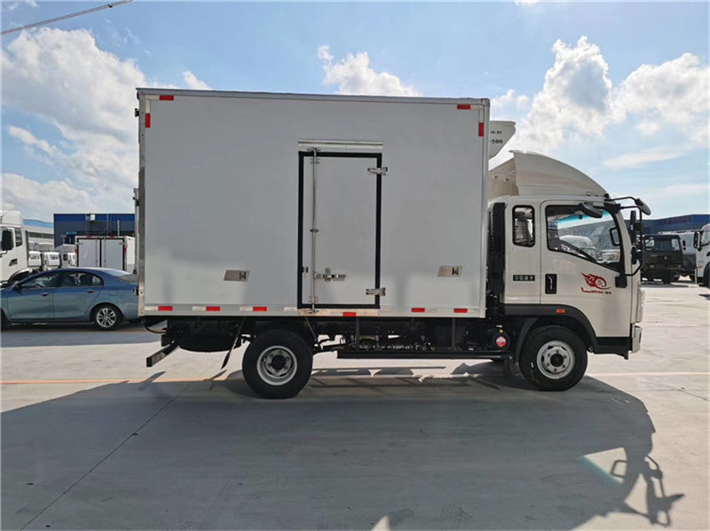 國六 重汽豪沃4.2米排半冷藏車(chē)