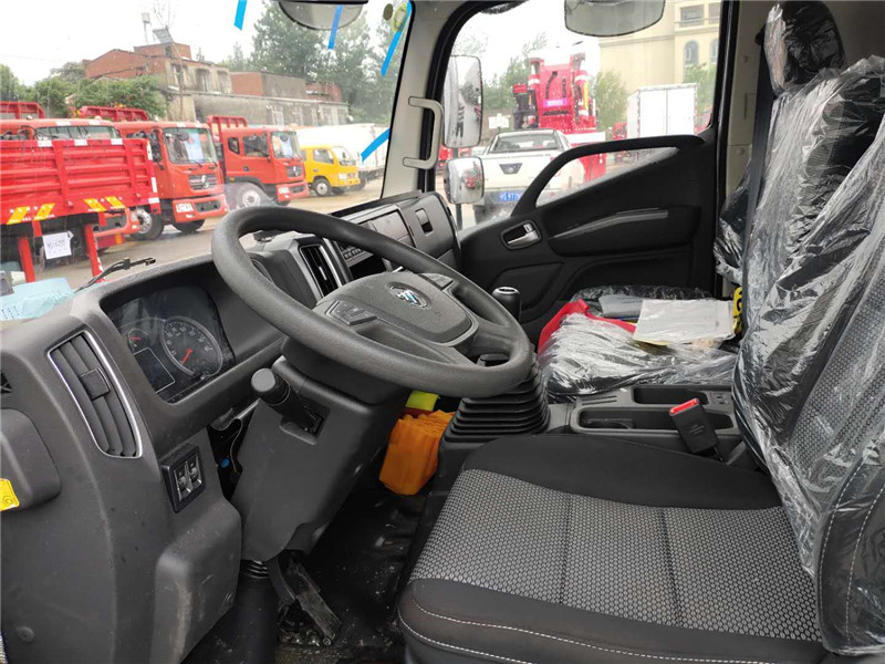 國六 福田歐馬可156馬力肉鉤冷藏車(chē)