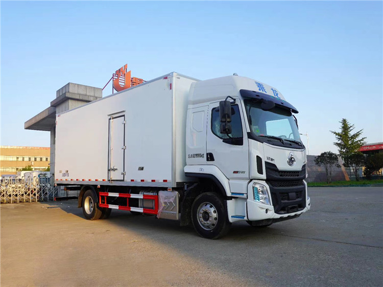 國六 柳汽乘龍高頂雙臥6.8米冷藏車(chē)