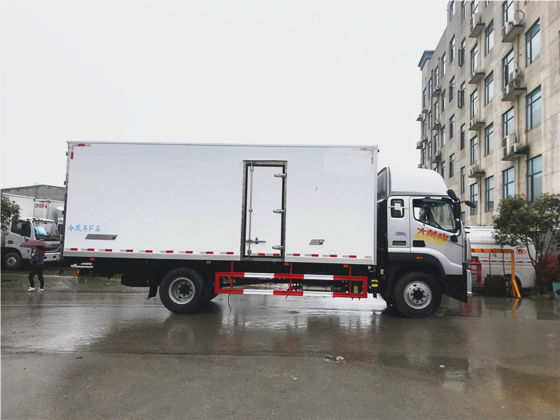 國六 福田奧鈴大黃蜂6.8米冷藏車(chē)